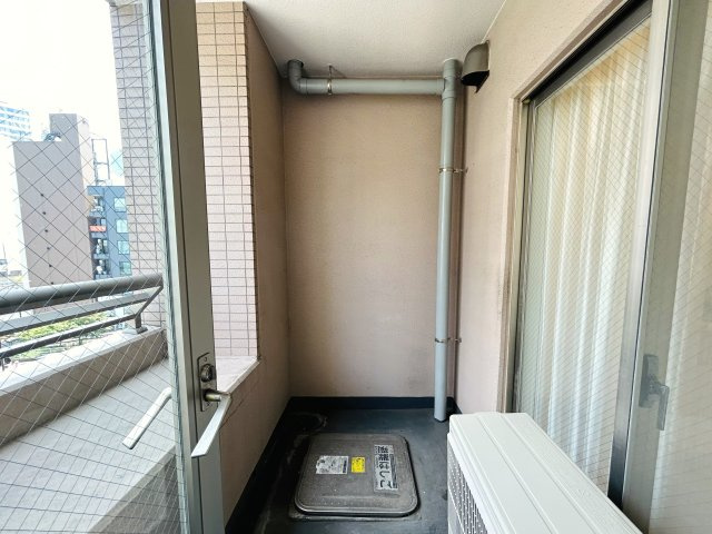 玄関横の専用トランクルームも専用で使えます。一人で住まうにもDINKSで住まうにもどっちも余裕！！ちょっとしたカウンターでお仕事する姿は何だかカッコイイ！な、『ヴィルヌーブ横浜・紅葉坂』リノベーションのバルコニー|陽当たり良好なバルコニーです