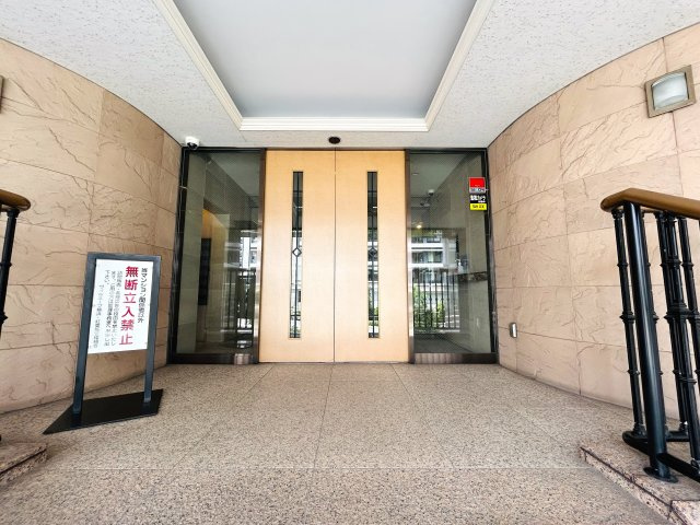 玄関横の専用トランクルームも専用で使えます。一人で住まうにもDINKSで住まうにもどっちも余裕！！ちょっとしたカウンターでお仕事する姿は何だかカッコイイ！な、『ヴィルヌーブ横浜・紅葉坂』リノベーション