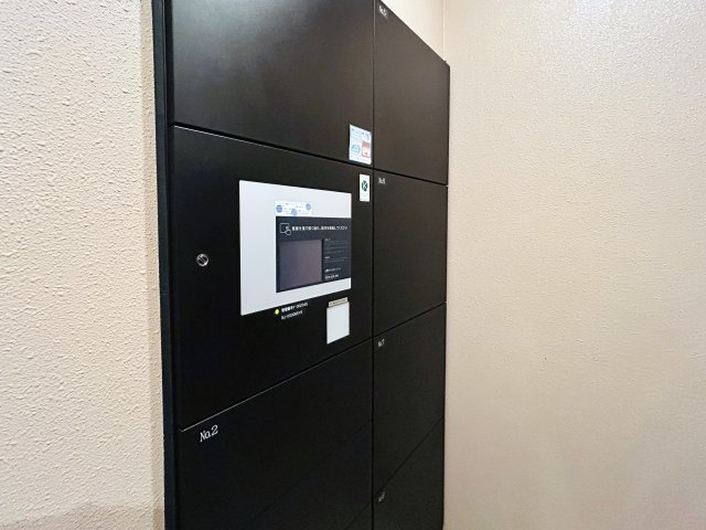 玄関横の専用トランクルームも専用で使えます。一人で住まうにもDINKSで住まうにもどっちも余裕！！ちょっとしたカウンターでお仕事する姿は何だかカッコイイ！な、『ヴィルヌーブ横浜・紅葉坂』リノベーションの設備