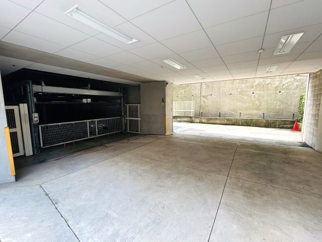 玄関横の専用トランクルームも専用で使えます。一人で住まうにもDINKSで住まうにもどっちも余裕！！ちょっとしたカウンターでお仕事する姿は何だかカッコイイ！な、『ヴィルヌーブ横浜・紅葉坂』リノベーションの駐車場|カースペースがあります