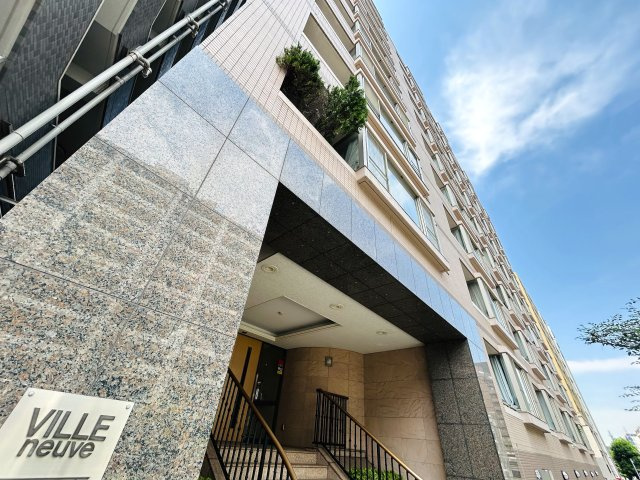 玄関横の専用トランクルームも専用で使えます。一人で住まうにもDINKSで住まうにもどっちも余裕！！ちょっとしたカウンターでお仕事する姿は何だかカッコイイ！な、『ヴィルヌーブ横浜・紅葉坂』リノベーション