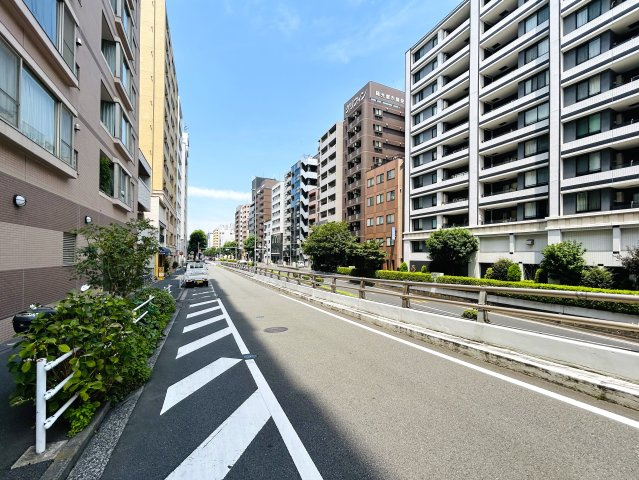 玄関横の専用トランクルームも専用で使えます。一人で住まうにもDINKSで住まうにもどっちも余裕！！ちょっとしたカウンターでお仕事する姿は何だかカッコイイ！な、『ヴィルヌーブ横浜・紅葉坂』リノベーションの周辺