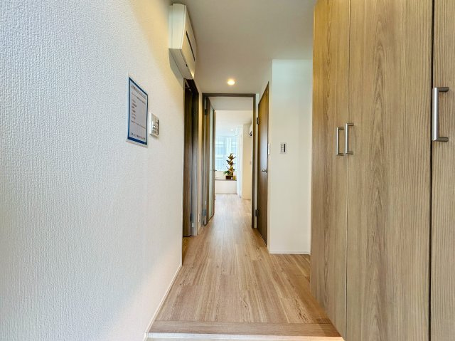 玄関横の専用トランクルームも専用で使えます。一人で住まうにもDINKSで住まうにもどっちも余裕！！ちょっとしたカウンターでお仕事する姿は何だかカッコイイ！な、『ヴィルヌーブ横浜・紅葉坂』リノベーションの玄関|ゆったりとした玄関です