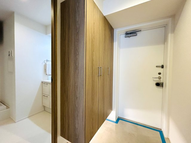 玄関横の専用トランクルームも専用で使えます。一人で住まうにもDINKSで住まうにもどっちも余裕！！ちょっとしたカウンターでお仕事する姿は何だかカッコイイ！な、『ヴィルヌーブ横浜・紅葉坂』リノベーションの玄関|毎日通る玄関はこちらです