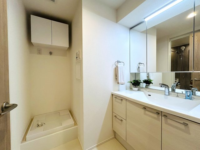 玄関横の専用トランクルームも専用で使えます。一人で住まうにもDINKSで住まうにもどっちも余裕！！ちょっとしたカウンターでお仕事する姿は何だかカッコイイ！な、『ヴィルヌーブ横浜・紅葉坂』リノベーションの独立洗面台|朝の身支度には欠かせない独立洗面化粧台