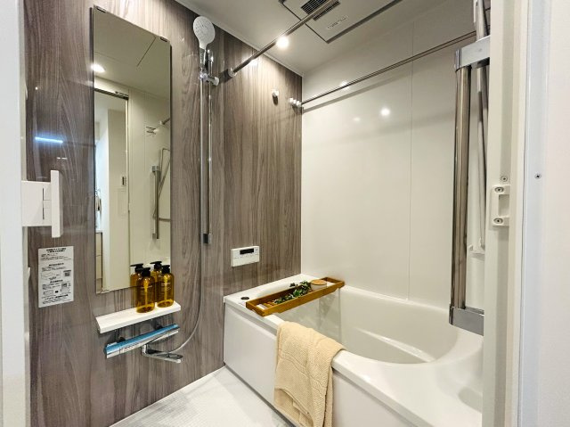 玄関横の専用トランクルームも専用で使えます。一人で住まうにもDINKSで住まうにもどっちも余裕！！ちょっとしたカウンターでお仕事する姿は何だかカッコイイ！な、『ヴィルヌーブ横浜・紅葉坂』リノベーションの浴室|ゆったり過ごせるお風呂です