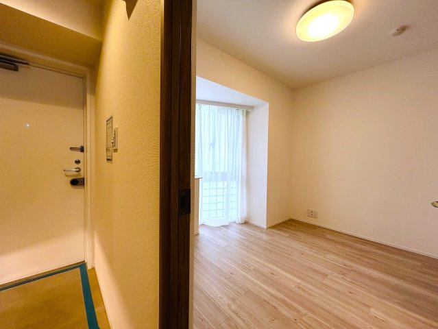 玄関横の専用トランクルームも専用で使えます。一人で住まうにもDINKSで住まうにもどっちも余裕！！ちょっとしたカウンターでお仕事する姿は何だかカッコイイ！な、『ヴィルヌーブ横浜・紅葉坂』リノベーションの洋室|使い勝手のいい洋室です