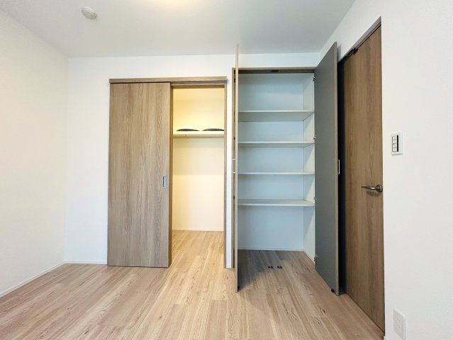 玄関横の専用トランクルームも専用で使えます。一人で住まうにもDINKSで住まうにもどっちも余裕！！ちょっとしたカウンターでお仕事する姿は何だかカッコイイ！な、『ヴィルヌーブ横浜・紅葉坂』リノベーションの洋室|落ち着いた色調の洋室です