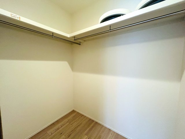 玄関横の専用トランクルームも専用で使えます。一人で住まうにもDINKSで住まうにもどっちも余裕！！ちょっとしたカウンターでお仕事する姿は何だかカッコイイ！な、『ヴィルヌーブ横浜・紅葉坂』リノベーションの収納|収納スペース豊富です