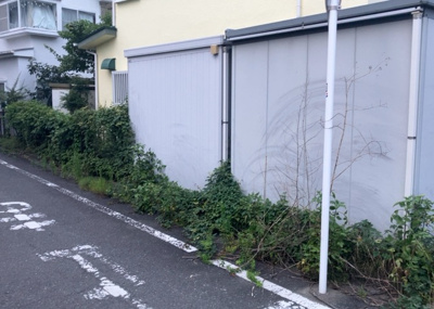 【外観】 | 諏訪町売地 | 土地の形が極端に長細かったり、狭小地、あるいは道路との高低差がある傾斜地だった場合、後々売ろうとしても買い手がつかない場合もあります。後々、売却することになった時に価値の下がらない土地を選びましょう。