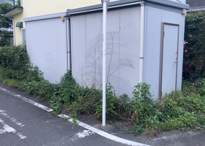 【外観】 | 諏訪町売地 | 家を建てる場合、方位は要チェックです。現実的に日当たりのよい家ならばリビングは南側、建築基準法でも北側に当たる家への配慮は求められています。土地を見学に行く際は、方位磁針を持って行くようにしましょう。