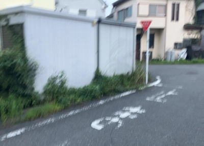 【外観】 | 諏訪町売地 | 現地に行くなら、物件の周囲の地形がどうなっているかを見ることも大切です。周辺より低くなっている土地では、大雨などで水が集まりやすいため、地盤が弱くなっているということも考えられるため、注意が必要です。