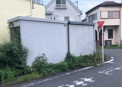 【外観】 | 諏訪町売地 | 物件の詳細については、現地を見てわかること以外に、役所や法務局などで調べないとわからないことがあります。そのため、現地に行く場合は、もしこの物件を買ったらどのような生活ができるかをイメージしましょう。