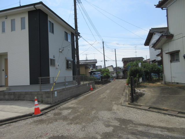 中古戸建　熊谷市上江袋1064-38（築浅住宅）の前面道路含む現地写真