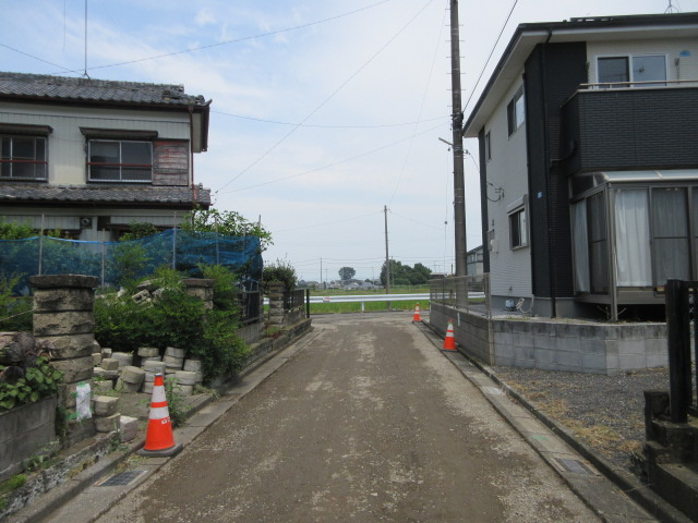中古戸建　熊谷市上江袋1064-38（築浅住宅）の前面道路含む現地写真