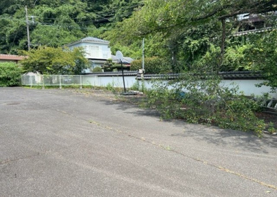 【外観】 | 飯山事業用 | 家を建てる場合、方位は要チェックです。現実的に日当たりのよい家ならばリビングは南側、建築基準法でも北側に当たる家への配慮は求められています。土地を見学に行く際は、方位磁針を持って行くようにしましょう。