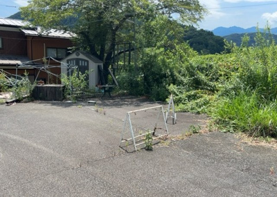 【外観】 | 飯山事業用 | 土地を買う際、住む地域の自治体や福祉の補助制度にも注目してみましょう。子供や老人の医療補助やゴミ出しのルールなど、自治体によってルールに大きな違いがあるため、暮らしやすい土地で判断するとよいでしょう。