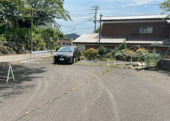 【外観】 | 飯山事業用 | 土地の前の道路に消火栓が設置されていることがあります。この場合、道路交通法第45条第1項により、駐車禁止の場所が指定されています。そのため、車庫などの駐車スペースをつくることができない場合があります。
