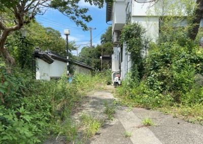 【外観】 | 飯山事業用 | 現地に行くなら、物件の周囲の地形がどうなっているかを見ることも大切です。周辺より低くなっている土地では、大雨などで水が集まりやすいため、地盤が弱くなっているということも考えられるため、注意が必要です。