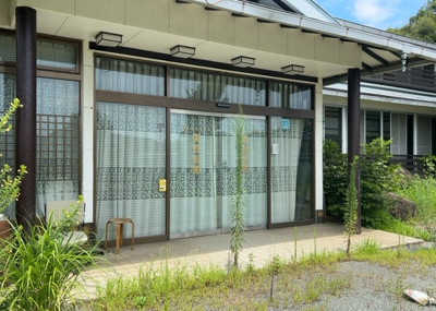 【外観】 | 飯山事業用 | 隣家の土地はどうなっているのか、生活利便施設が近くにあるのか、学校まで近いかなど、お客様のライフスタイルにあわせたイメージが重要です。また、近くにあると困る施設が近くにないかも確認するといいでしょう。