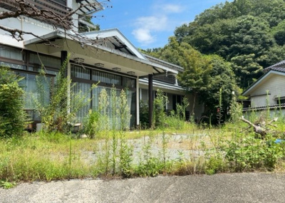 【外観】 | 飯山事業用 | 家を建てる前提で土地を探している場合、地盤の丈夫さは譲れない条件の一つです。地盤が脆弱だと追加工事が必要となります。また、過去に地盤沈下や液状化現象を起こした土地は、できるだけ避けた方がいいでしょう。