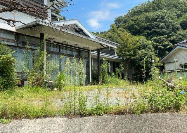【外観】 | 飯山事業用 | 家を建てる前提で土地を探している場合、地盤の丈夫さは譲れない条件の一つです。地盤が脆弱だと追加工事が必要となります。また、過去に地盤沈下や液状化現象を起こした土地は、できるだけ避けた方がいいでしょう。