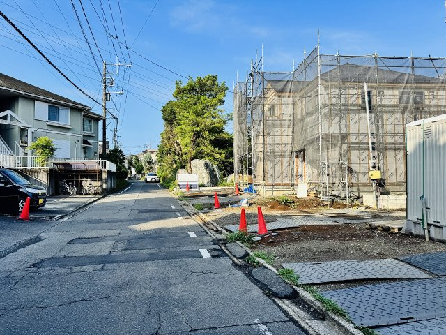 八王子市　緑町　新築一戸建ての前面道路含む現地写真|～南東5ｍ道路に面しています～