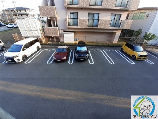 ヴィラ・フォーシーズンの駐車場