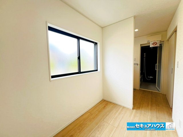 【本日ご案内可能】大府市朝日町5丁目　全5棟の洗面所|【ランドリールーム】
◆3帖のランドリールーム付きです♪室内干しをするスペースにしたり、タオルなどを置く収納スペースやアイロンがけをするスペースなど自由に使うことができます。　　　　　　　　　　　　　