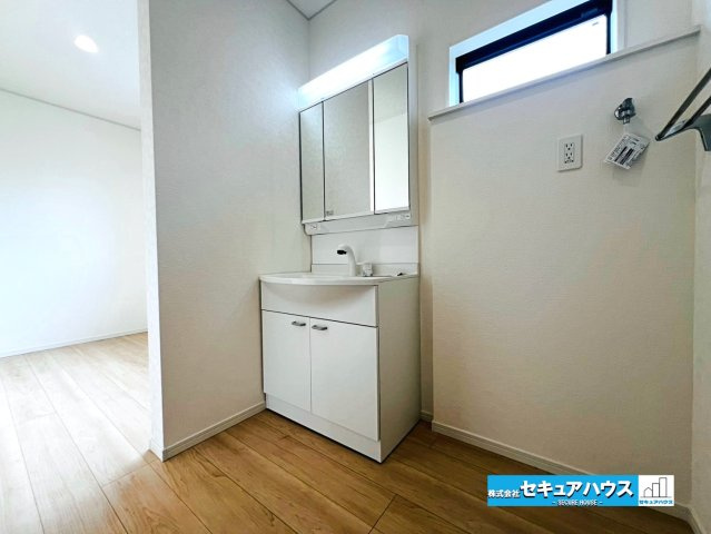 【本日ご案内可能】大府市朝日町5丁目　全5棟の独立洗面台|【洗面台】
◆鏡の裏にはたっぷりと収納スペースを標準装備！
◆電源を付属しているのでドライヤーなど利用できます。
◆シャワー付きの洗面台のため清掃も楽に行うことが出来ます。　　　　　　　　　　　　　　