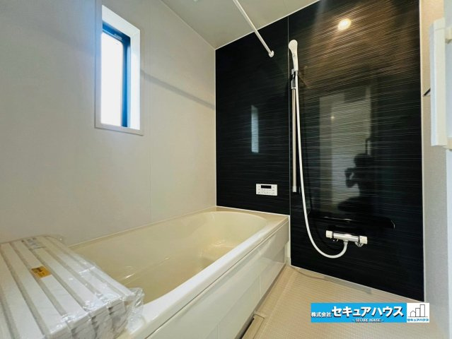 【本日ご案内可能】大府市朝日町5丁目　全5棟の浴室|【浴室】
◆アクセントパネルで落ち着きのある雰囲気を演出し、毎日の疲れを癒やすバスタイムを過ごせます。
◆窓付きで、カビの繁殖を抑える効果があります。
◆オプションでお好きなサイズの鏡を設置できます。