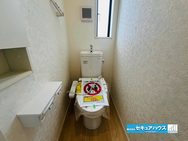 【本日ご案内可能】大府市朝日町5丁目　全5棟の玄関|【高機能トイレ】
◆高機能トイレの多くは便器のフタの開閉が自動であり、使用後に手動で水を流す面倒もなく非常に便利です。スタイリッシュな見た目で、お掃除しやすく、節水効果が高いです。　　　　　　　　　　