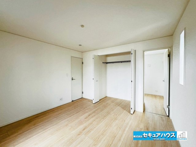 【本日ご案内可能】大府市朝日町5丁目　全5棟の洋室|【洋室8帖】
◆広々とした居住空間は日々の暮らしを彩り、心のやすらぎと満足感を与えてくれます。通風と採光を考慮した設計は子供たちはのびのび育ち、家族でくつろぎと団らんを生み出します。　　　　　　　　　