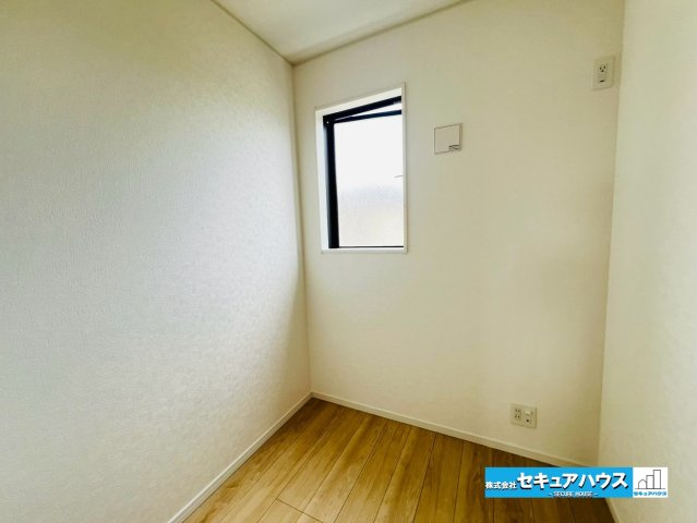 【本日ご案内可能】大府市朝日町5丁目　全5棟のその他|【洋室8帖から繋がる書斎スペース2.5帖】
◆2.5帖の書斎付きです♪勉強やテレワーク、収納スペースとして利用できる汎用性の高いお部屋です。窓付きのため換気も可能♪　　　　　　　　　　　　　　　　　　