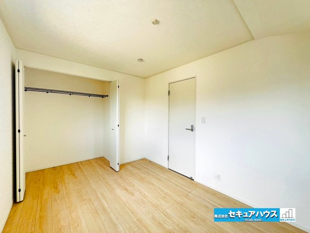 【本日ご案内可能】大府市朝日町5丁目　全5棟の洋室|【洋室6帖】
◆家族一人ひとりの大切なプライベート空間。趣味に合わせて使って頂けるようシンプルに仕上げてあります。暮らし心地を大きく左右する収納を、適材適所に配置し使い勝手を考慮しました。　　　　　　
