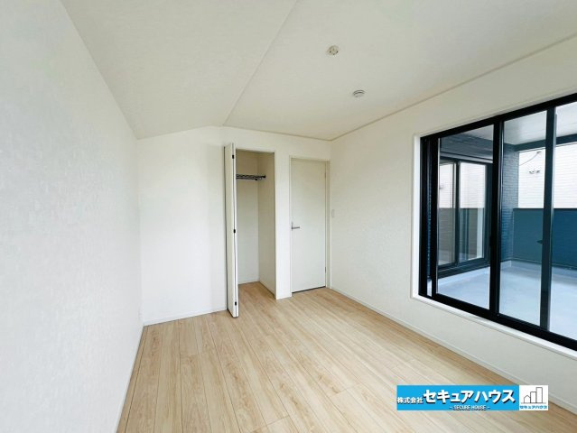 【本日ご案内可能】大府市朝日町5丁目　全5棟の洋室|【洋室6帖】
◆お子様のお部屋や主寝室、来客時の宿泊室、趣味のお部屋としてもご利用いただけます♪
◆全居室収納付きの洋室です。各居室にお洋服や、荷物を収納することができます　　　　　　　　　　　　　　