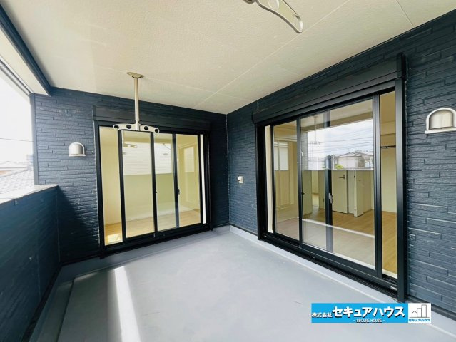 【本日ご案内可能】大府市朝日町5丁目　全5棟のバルコニー|【バルコニー】
◆見晴らしもよく、太陽の温かな温もりをめいっぱい受け止めてくれます。
太陽の光と爽やかな風を受けたお洗濯物はあっという間に乾き、取りこむ時には太陽の匂いを感じられそうですね。　　　　　