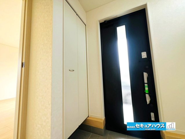 【本日ご案内可能】大府市朝日町5丁目　全5棟の玄関|【玄関】
◆光が差し込み明るいです。
◆玄関には、収納力のあるシューズクロークに合わせて土間収納がございます。玄関まわりがすっきり片付きます。
◆ダブルロックキーで防犯面も安心です♪　　　　　　　　　