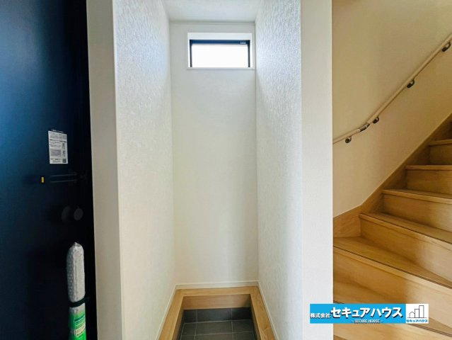 【本日ご案内可能】大府市朝日町5丁目　全5棟の玄関|【玄関土間スペース】
◆傘やベビーカー、ゴルフバッグなどを置くスペースとして役立ちます♪　　　　　　　　　　　　　　　　　　　　　　　　　　　　　　　　　　　　　　　　　　　　　　　　　　　　　　　　