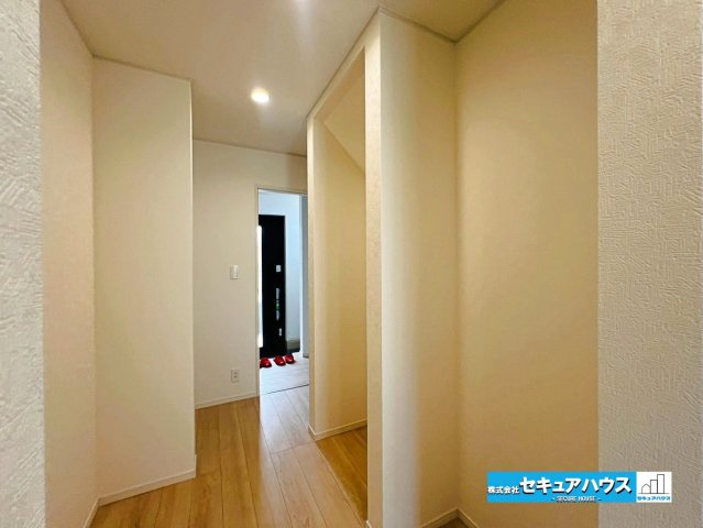 【本日ご案内可能】大府市朝日町5丁目　全5棟の収納|【ファミリークローク3帖】
◆1階玄関から入ってすぐにファミリークローク付きです。掃除用具や日用品のストック、キャンプ用品などの大きな荷物もしまうことのできる3帖の広さがございます。　　　　　　　　　