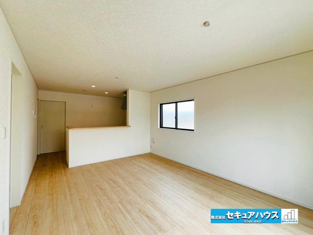 【本日ご案内可能】大府市朝日町5丁目　全5棟の居間・リビング|【LDK16帖】
◆家族揃ってリビングで過ごすお休みの日が、楽しみになる場所となることでしょう。
◆対面式のオープンキッチンは、家事をしながら家族の様子が一目でわかる安心＆便利設備♪　　　　　　　　　