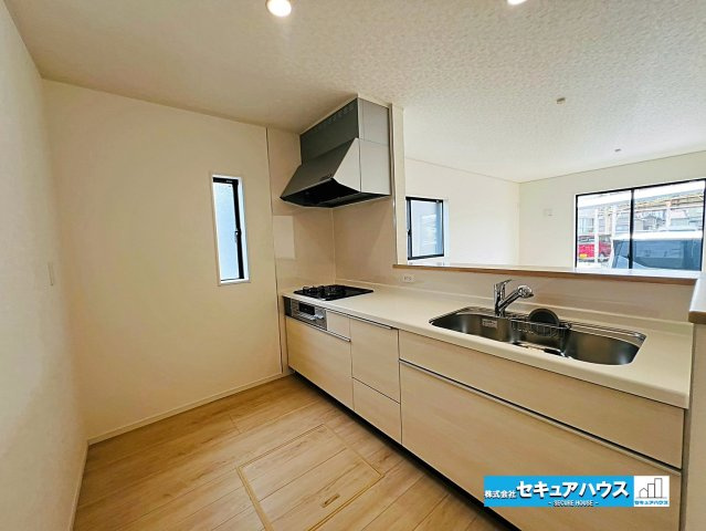 【本日ご案内可能】大府市朝日町5丁目　全5棟のキッチン|【キッチン】
◆広々としたキッチンのため家族で並んで料理できます。
◆キッチンの窓は熱気や匂いを逃がす役割があります。
◆床下収納にはお米や飲み物のストックをしまうことができます。　　　　　　　　　　