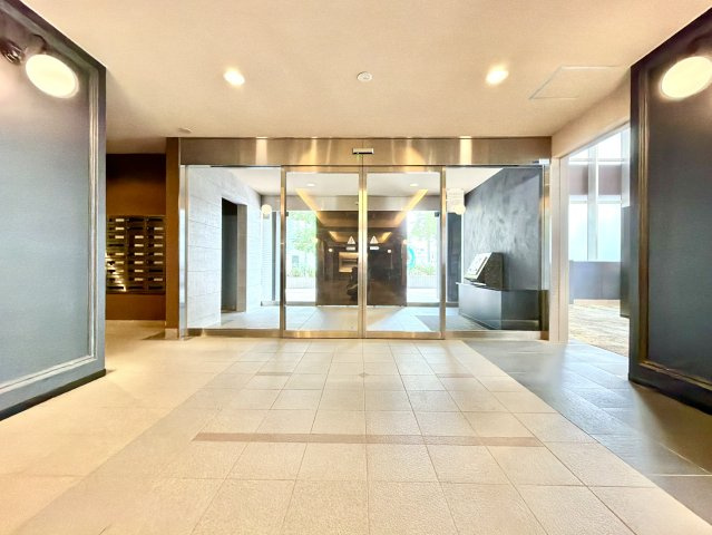 横浜市神奈川区金港町の賃貸マンションのエントランス
