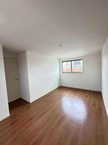 寝屋川市春日町　1号地の洋室|約8帖の広さのある洋室です。