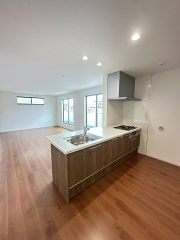 寝屋川市春日町　1号地のキッチン|キッチンからリビングを見渡せるので会話を楽しみながらお料理もできます。