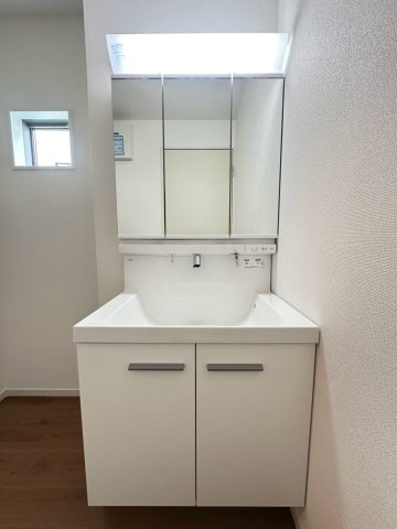 寝屋川市春日町　1号地の独立洗面台|明るい三面鏡付きの洗面化粧台です！
