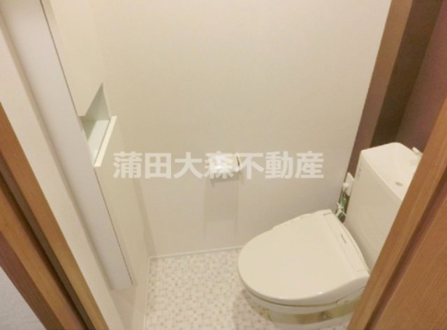グラード中央のトイレ|収納と温水洗浄便座付きのトイレ