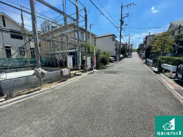 豊中市西緑丘　第1期　新築一戸建ての前面道路含む現地写真|周辺は落ち着いた街並みの住宅地！子育てがしやすい住環境です！まだ未完成ですが、現地でしかわからない事もございます。是非一度ご覧ください。