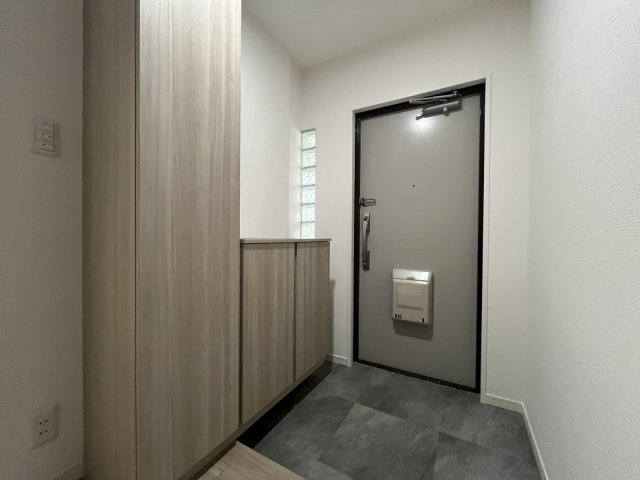 十郎川サンハイツ15号棟の玄関|シューズボックス＆鏡付き！出かける前に身だしなみチェックができるので便利ですよ♪