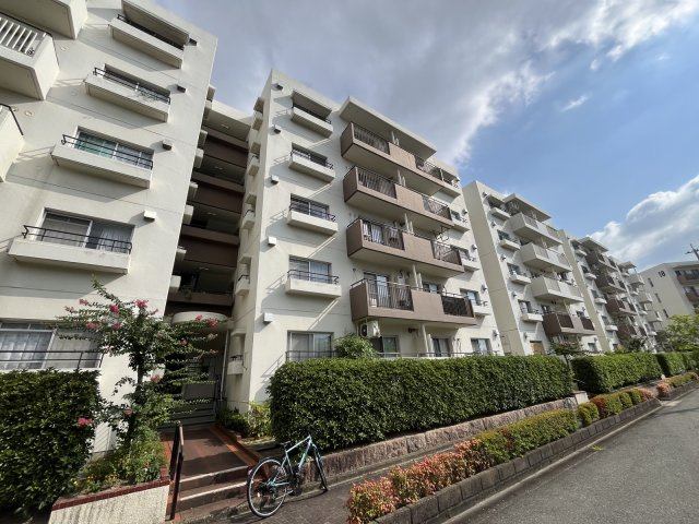十郎川サンハイツ15号棟の外観|シンプルながら、こだわりを感じる外観です☆
